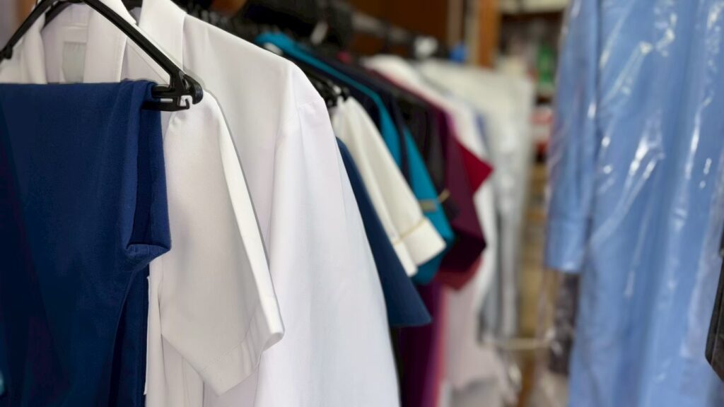 クリーニングされている作業服